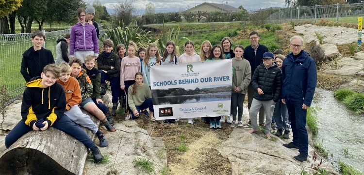 Rrt Gladstone School Banner Group With Belinda And Trustees